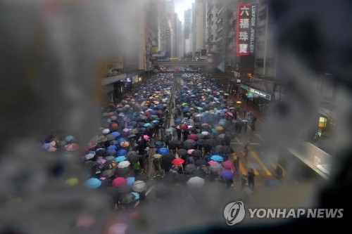 홍콩 복면금지법 위반 첫 기소…18세 대학생·38세 여성(종합2보)