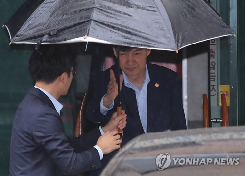 "정경심, 코링크 차명투자…민정수석 임명 뒤에도 수익금 받아"