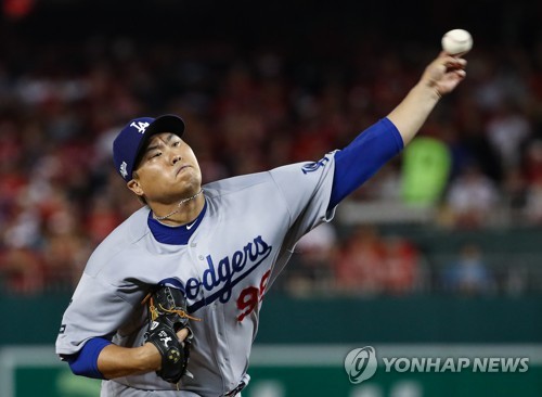 류현진, NLDS 3차전서 5이닝 2실점…승리 요건 안고 교체