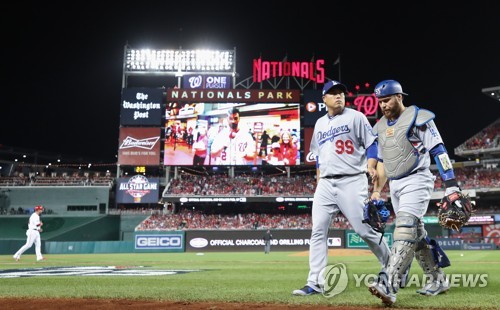 류현진, NLDS 3차전서 5이닝 2실점…승리 요건 안고 교체