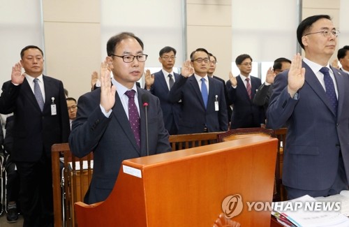 엿새째 국감도 어김없이 '조국'…文정부 경제정책도 쟁점