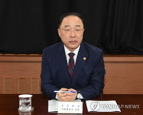 홍남기 "소재·부품·장비, '100+α' 품목 안정적 확보"(종합)