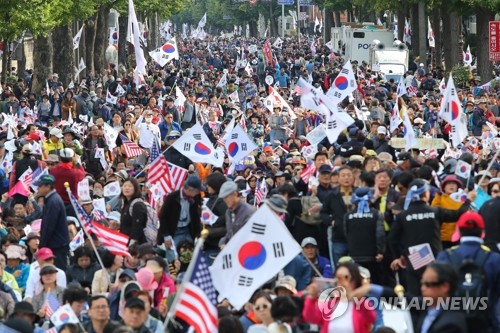 "사필귀정" vs "검찰 여론조작 참담"…조국 사퇴 엇갈린 여론