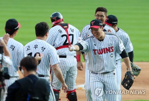 만루에서 병살타…김현수, 2019 가을 무대서도 쓸쓸히 퇴장