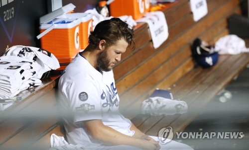 주저앉은 다저스 커쇼 "PS에서 약하다는 비난, 인정한다"(종합)