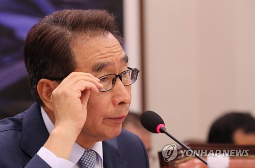 국토위, 태풍상륙날 국감장 떠난 '이강래 행적' 놓고 여야 공방(종합)