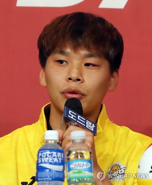 '봄 배구'에 진달래·개나리 필까? 남자팀 유니폼 눈길