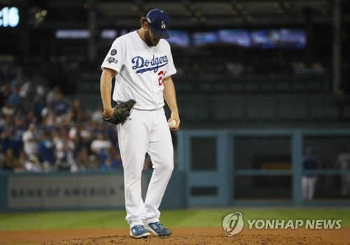 주저앉은 다저스 커쇼 "PS에서 약하다는 비난, 인정한다"(종합)