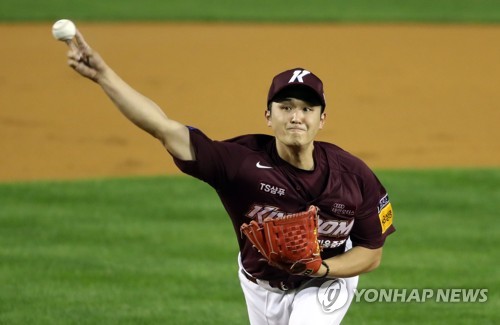 키움 최원태, 첫 '가을야구'서 눈물…1이닝 4실점 조기강판