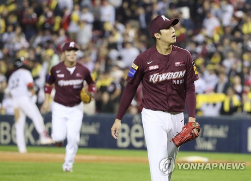 만루에서 병살타…김현수, 2019 가을 무대서도 쓸쓸히 퇴장