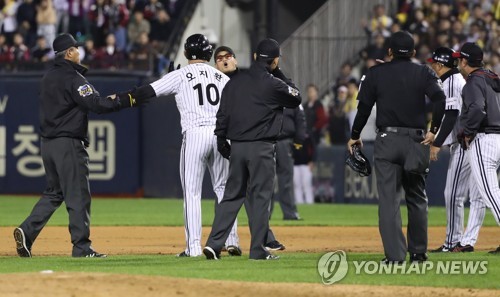 고의성 없는 이천웅의 주루…LG·키움 감독, 차례로 심판에 어필