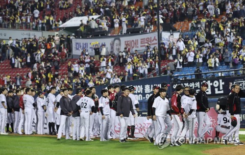 만루에서 병살타…김현수, 2019 가을 무대서도 쓸쓸히 퇴장