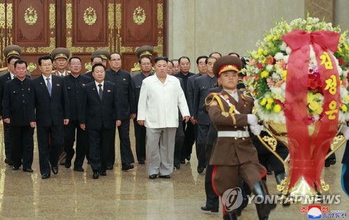 김정은, 당창건일에 금수산태양궁전 참배…정치국원들 동행