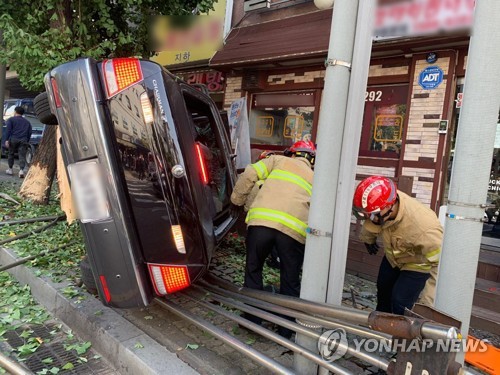 서울 금천구서 승용차가 가로수 들이받아…70대 운전자 사망