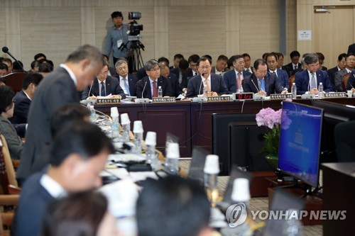  반환점 찍어도 '조국 국감'…'윤석열 별장접대 의혹' 파열음