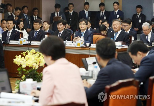  반환점 찍어도 '조국 국감'…'윤석열 별장접대 의혹' 파열음