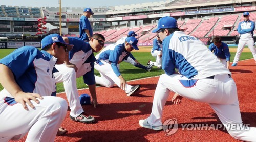 프리미어12 대표팀, 선수 9명으로 훈련 시작…"몸풀기부터"