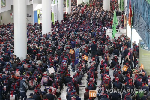 "불법고용 해결" 민주노총 광주시청 점거 농성…충돌 없어(종합)