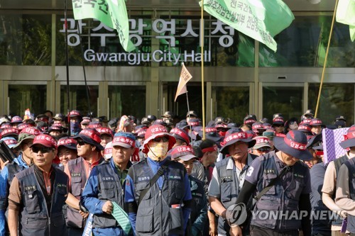 "불법고용 해결" 민주노총 광주시청 점거 농성…충돌 없어(종합)