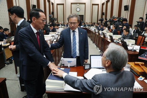 曺 사퇴에도 조국 국감…법사위서 '曺동생 영장 기각' 공방(종합)