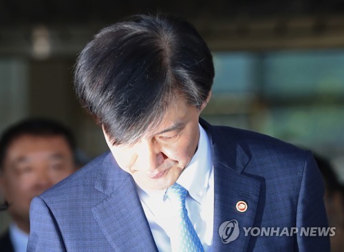 조국, 개혁안 발표 뒤 전격 사퇴…수사·여론 '이중압박'