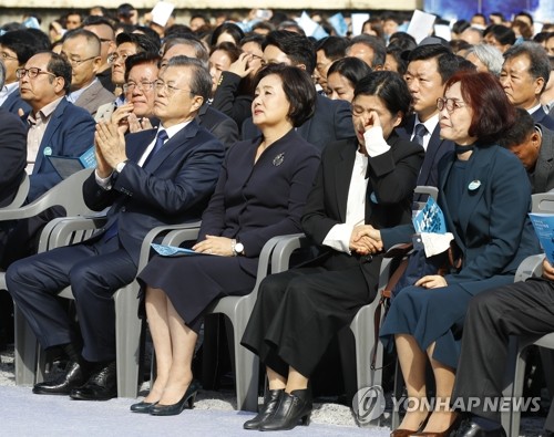 文대통령, 첫 부마항쟁 기념식 참석…항쟁 참가자 다독이며 위로