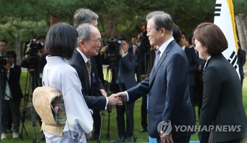 주한 대사들 초청한 文대통령…日대사와 악수하며 '미소'