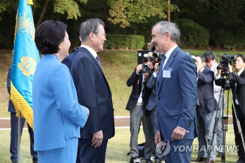 주한 대사들 초청한 文대통령…日대사와 악수하며 '미소'