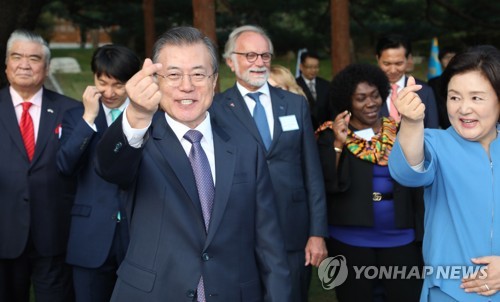 주한 대사들 초청한 文대통령…日대사와 악수하며 '미소'