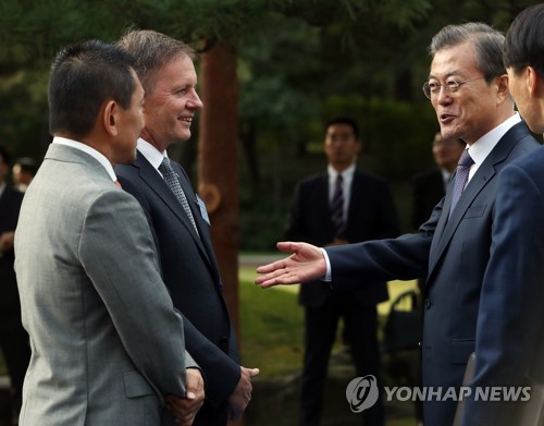 뉴질랜드 대사, 동성 배우자와 靑 방문…"文대통령 덕에 가능"