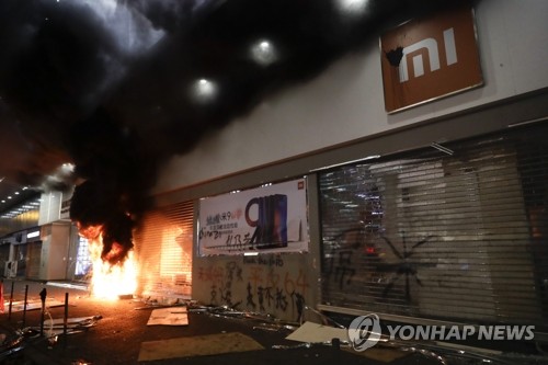 홍콩 행정장관 '유화 제스처'…시위대 요구 일부 수용 시사