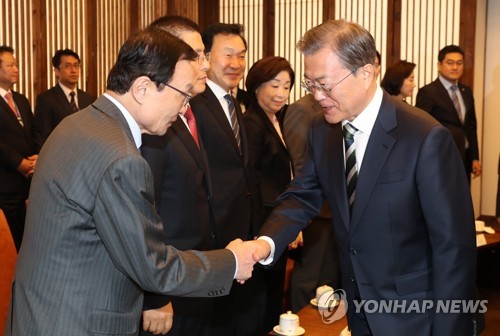 文대통령 "워낙 전천후로 비난"…黃 "여당, 야당일때 반대만"