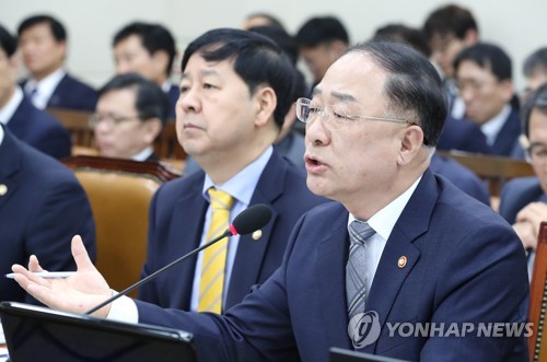 홍남기 "韓경제, 日 잃어버린 20년 전철 안밟게 하는게 중요"