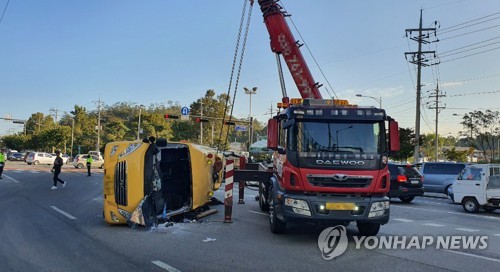 서울 방이동서 고교 통학버스 충돌후 전복… 3학년생 사망