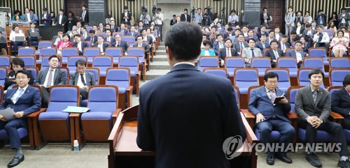 與, 文대통령 모친상으로 의총 연기…다음달 4일 다시 개최