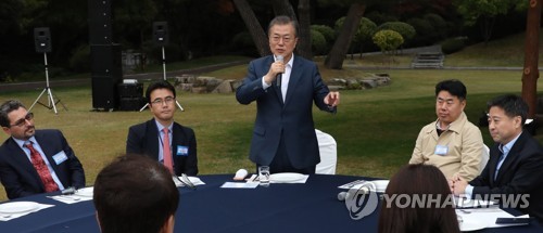 文대통령, 기자단 초청행사…"'나라다운 나라'에 동반자 돼달라"