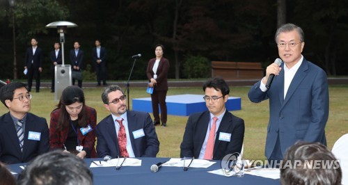 文대통령, 기자단 초청행사…"'나라다운 나라'에 동반자 돼달라"