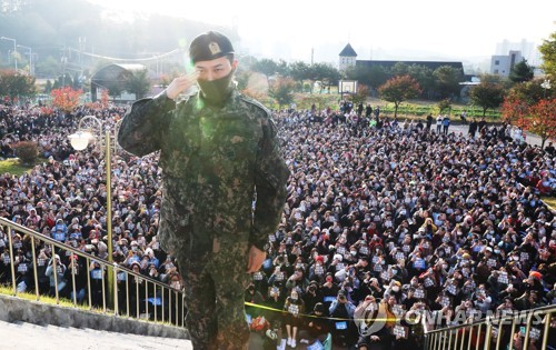 지드래곤 전역…몰려든 각국 팬들에 "기다려주셔서 감사"