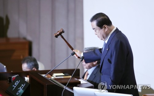 '잠시 꺼둔 시한폭탄'…여야, 檢개혁안 부의 연기 엇갈린 반응