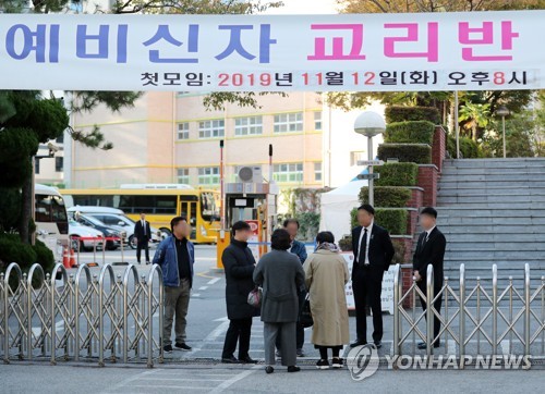 김현미·김부겸도 빈소 입구까지만…조촐하고도 조용한 장례