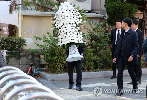 김현미·김부겸도 빈소 입구까지만…조촐하고도 조용한 장례