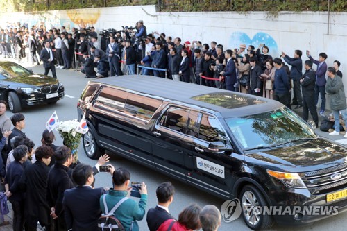 文대통령 모친, 남편 옆에 영면…"수도자 삶 사신 분" 추모 행렬