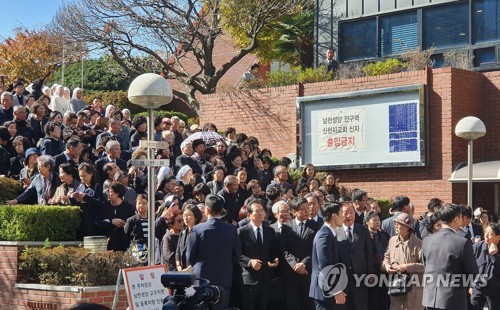 文대통령 모친, 남편 옆에 영면…"수도자 삶 사신 분" 추모 행렬