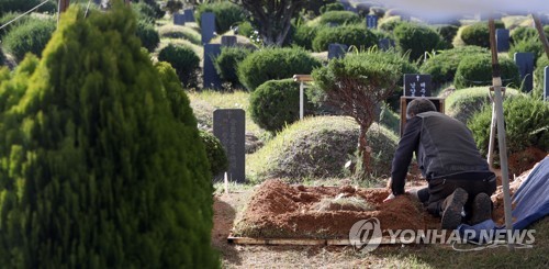 文대통령 눈물로 배웅…故 강한옥 여사 하늘공원 안장