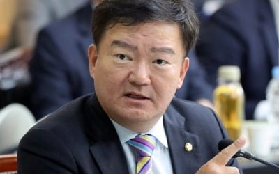 "모시고 살 순 없었나" 민경욱, 文대통령에 도 넘은 발언 논란