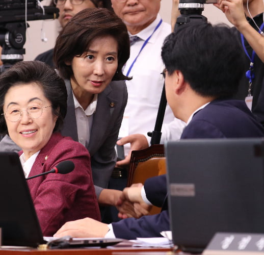 자유한국당 나경원 원내대표가 6일 오후 속개된 국회 법제사법위원회 인사청문회를 방문해 장제원 의원(오른쪽)과 대화를 나누고 있다.  /연합뉴스