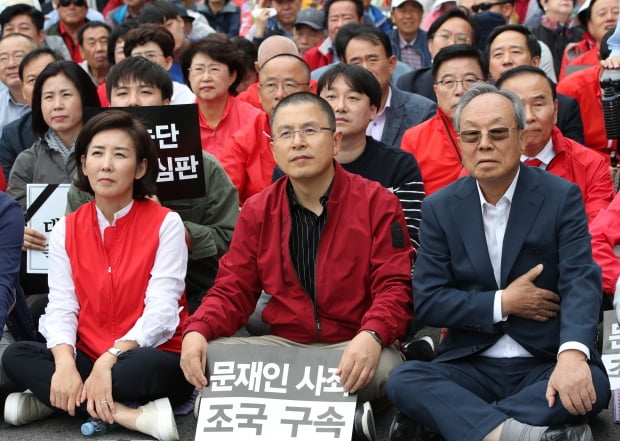 자유한국당 황교안 대표와 나경원 원내대표, 박관용 전 국회의장이 지난 9월 21일 오후 서울 광화문 세종문화회관에서 열린 '문재인 정권 헌정 유린 중단과 위선자 조국 파면 촉구' 대규모 장외집회에 참석했다. /사진=연합뉴스