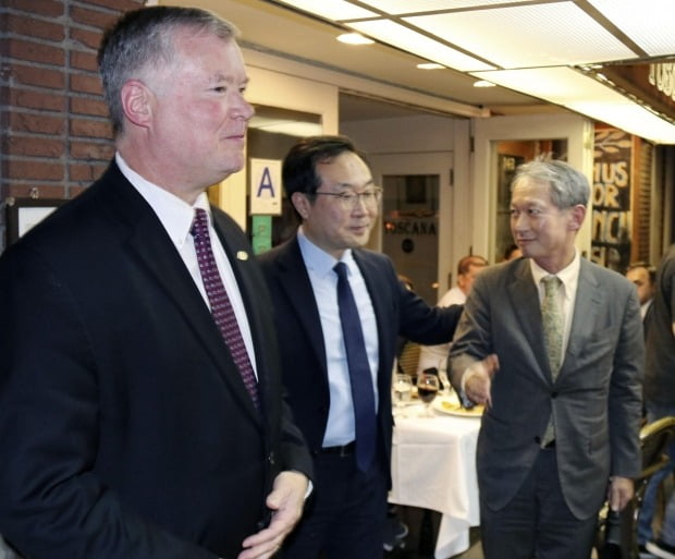 왼쪽부터 스티븐 비건 미국 국무부 대북특별대표, 이도훈 한국 외교부 한반도평화교섭본부장, 다키자키 시게키 일본 외무성 아시아대양주국장(사진=연합뉴스)