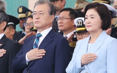 문대통령 "남북 화해협력 이끄는 군"…'애국·평화·국민' 강조