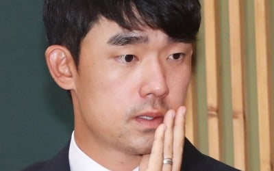 '손가락 욕설' 김비오, 무릎 꿇고 눈물의 사죄…자격정지 3년 '시즌 중도 하차'